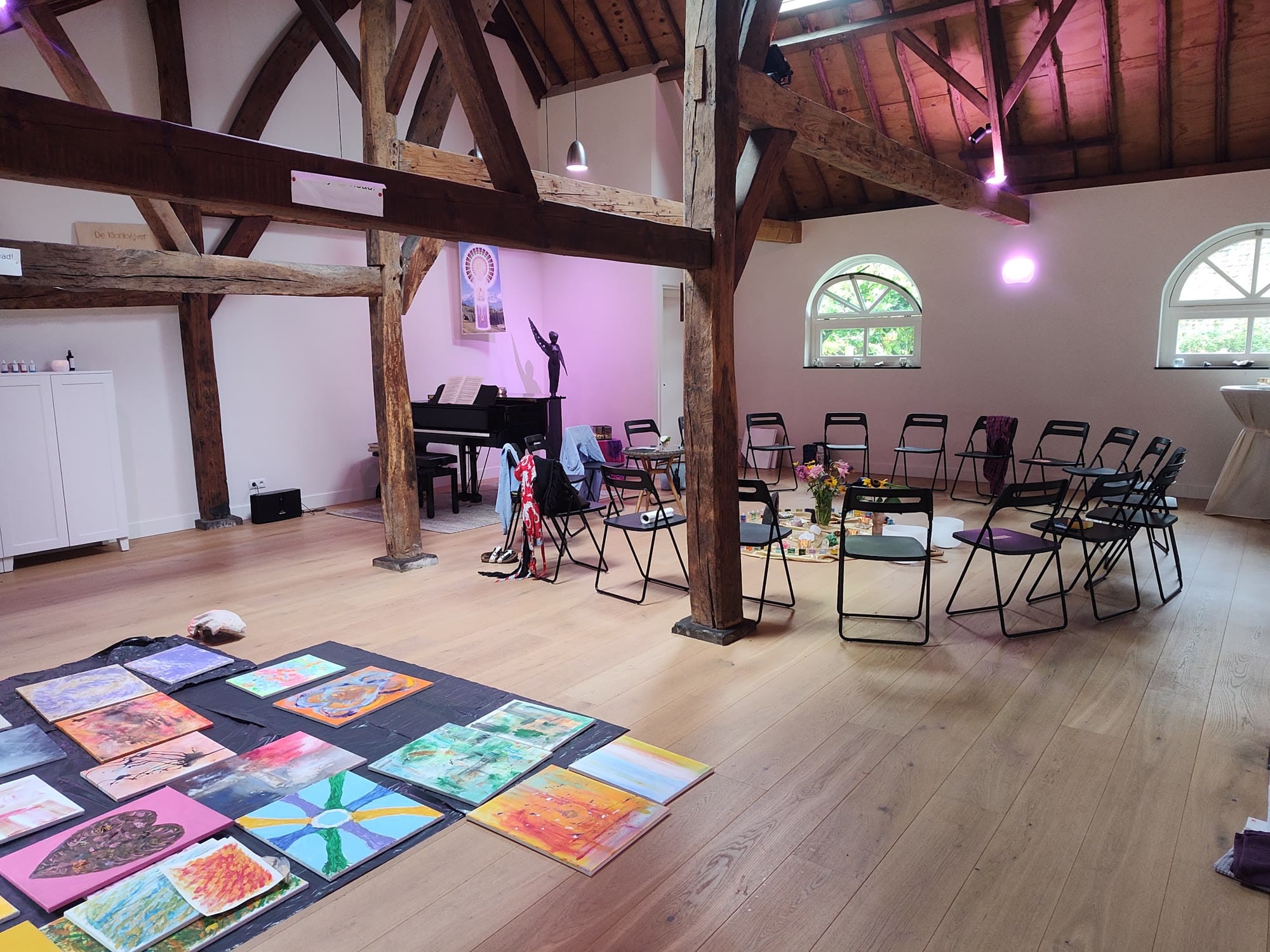 Kleurrijke tekeningen op de vloer tijdens een creatieve workshop
